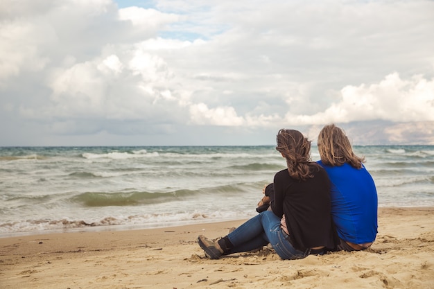 Casal olhando o mar