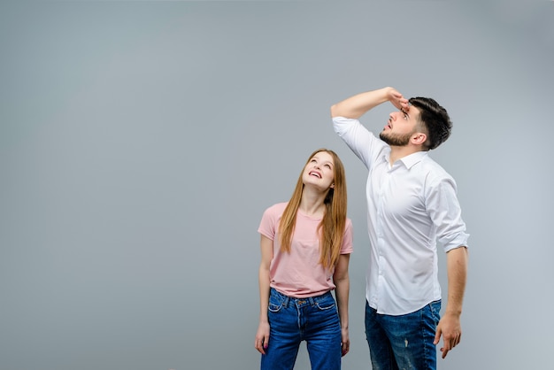 Casal olhando para cima