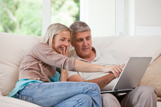 Casal olhando para o laptop deles