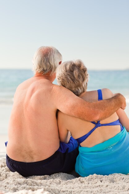 Casal olhando para o mar