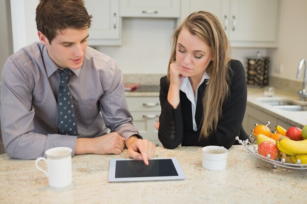 Casal olhando para tablet pc