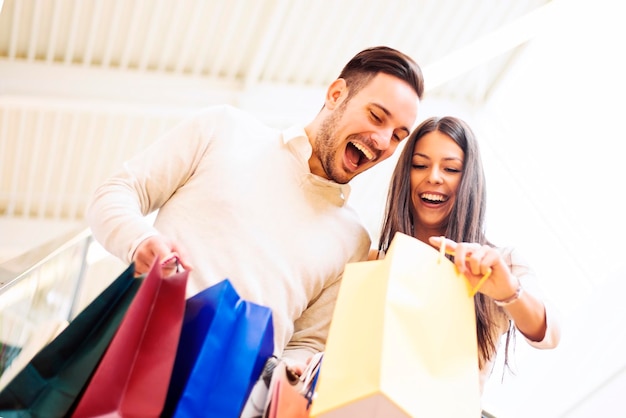 Casal olhando suas sacolas de compras