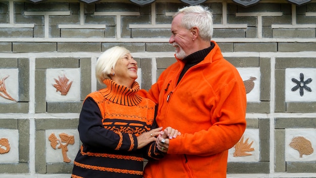 Casal otimista de cabelos grisalhos idosos