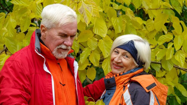 Casal otimista de cabelos grisalhos idosos