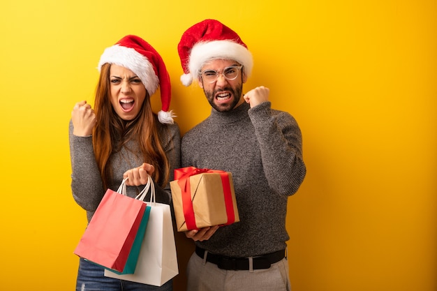 Casal ou amigos segurando presentes e sacos de compras, gritando muito irritado e agressivo