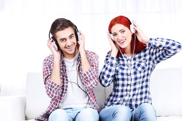 Foto casal ouve música em casa