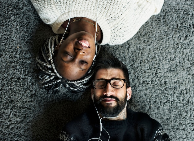 Foto casal ouvindo música juntos