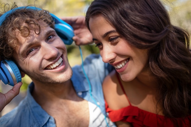 Casal ouvindo música no parque