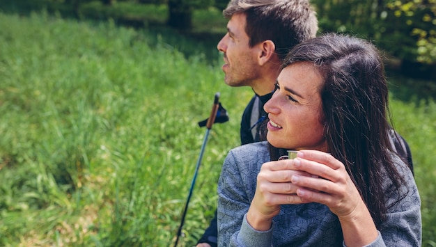 Casal parando enquanto faz trekking