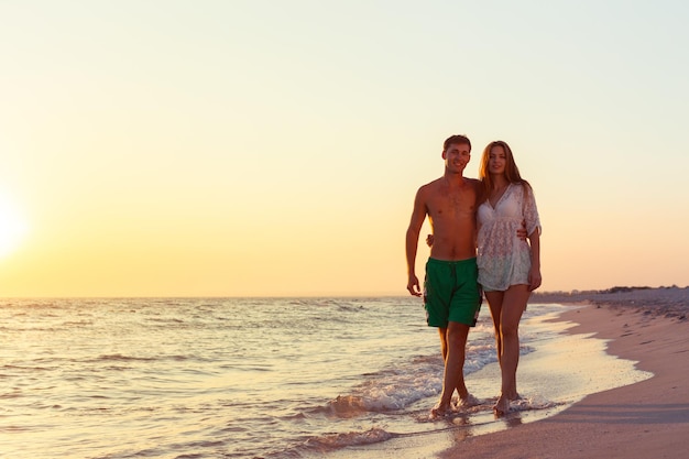 Casal passeando na praia