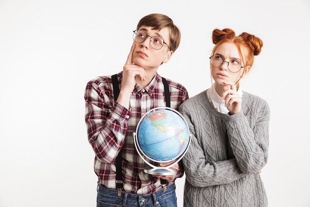 Casal pensativo de nerds da escola