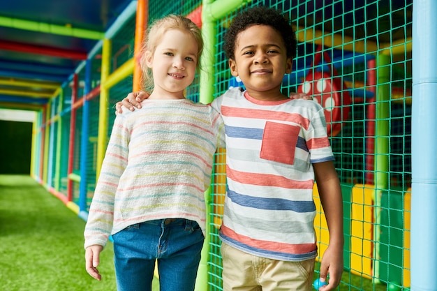 Foto casal pequeno bonito no play center