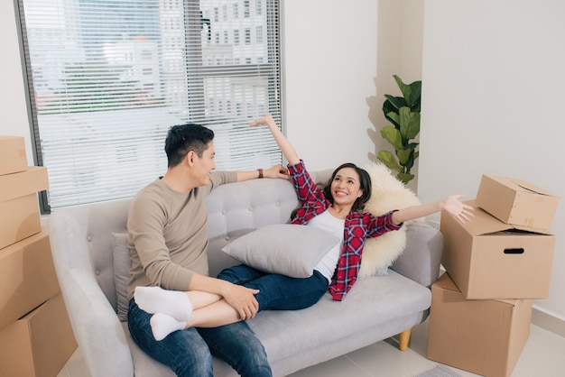 Casal planejando decoração de nova casa na sala de estar