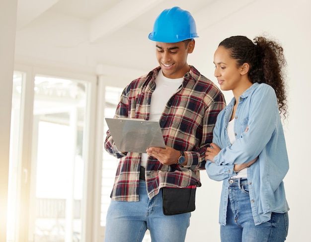 Foto casal planejando trabalho de renovação em casa juntos trabalhador da construção civil trabalhando com mulher na manutenção e remodelação do apartamento empreiteiro e construtor ajudando no design de interiores da casa da família