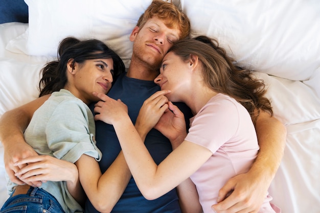 Foto casal poliamoroso abraçando em casa