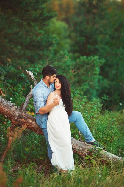 Casal posando juntos na natureza