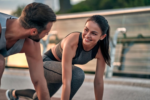 Casal praticando esporte na rua