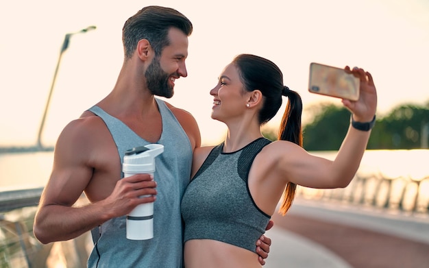 Foto casal praticando esporte na rua