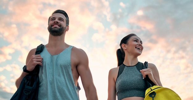 Casal praticando esporte na rua