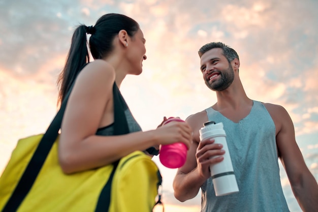 Casal praticando esporte na rua