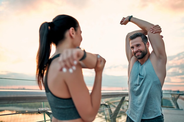 Casal praticando esporte na rua