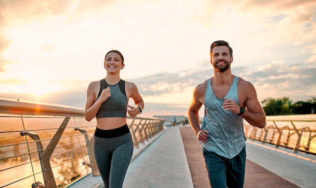 Casal praticando esporte na rua