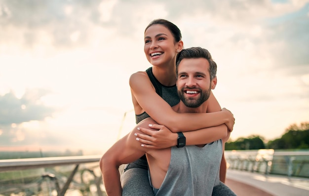 Casal praticando esporte na rua