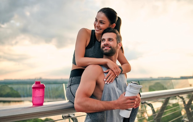 Casal praticando esporte na rua