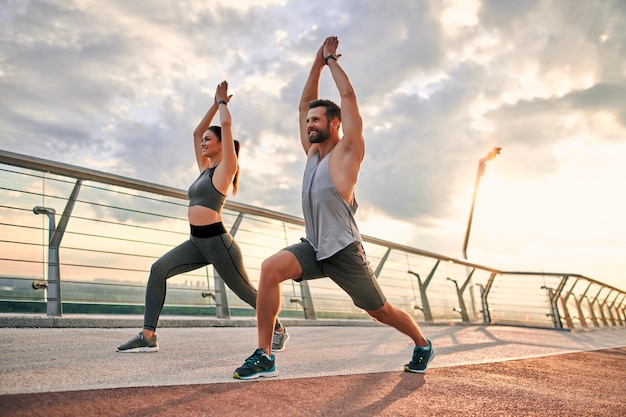 Casal praticando esporte na rua