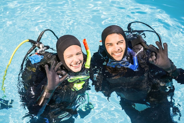 Casal praticando mergulho juntos