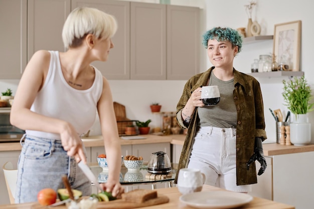 Casal preparando café da manhã juntos em casa e conversando