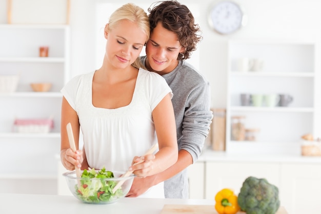 Casal preparando uma salada