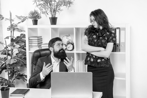 Casal profissional de carreira homem e mulher trabalham em escritório colegas