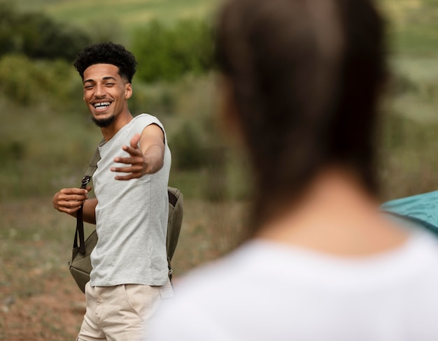 Foto casal próximo passando um tempo ao ar livre