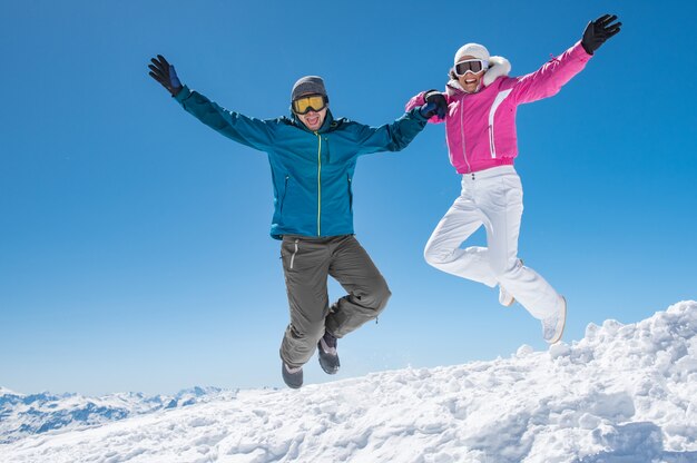 Casal pulando na neve