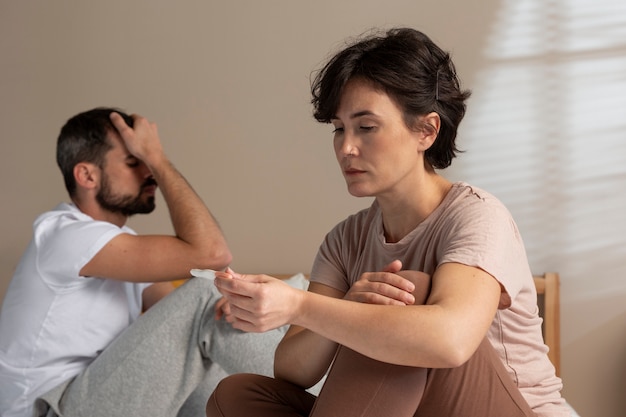 Casal que sofre de infertilidade