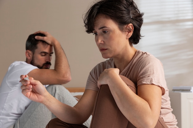 Casal que sofre de infertilidade