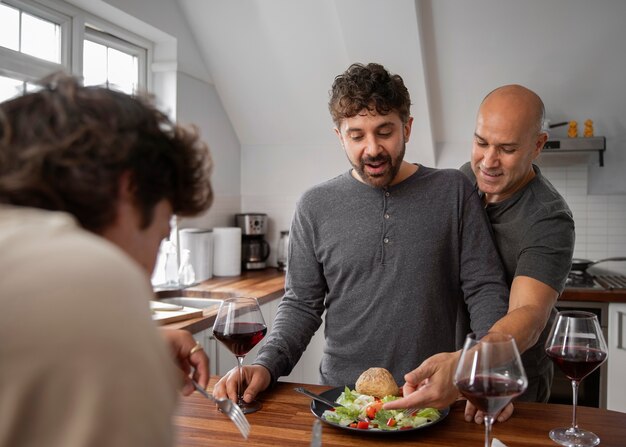 Foto casal queer de tiro médio com comida