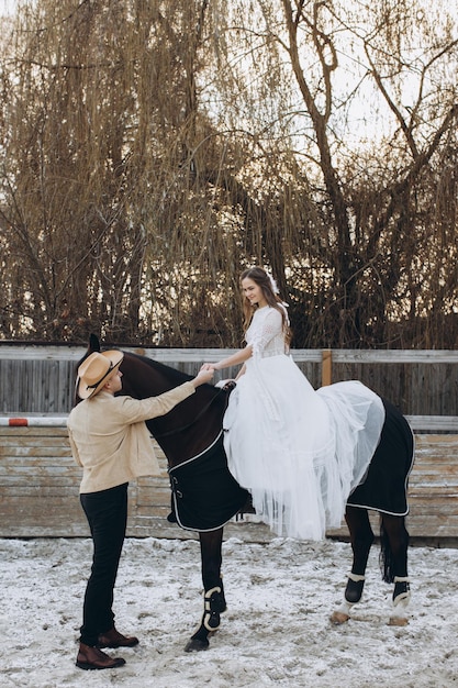 Casal recém-casado no rancho na temporada de inverno