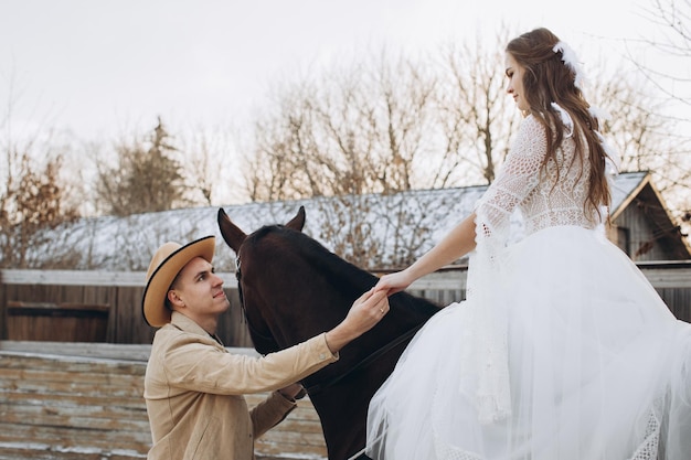 Casal recém-casado no rancho na temporada de inverno