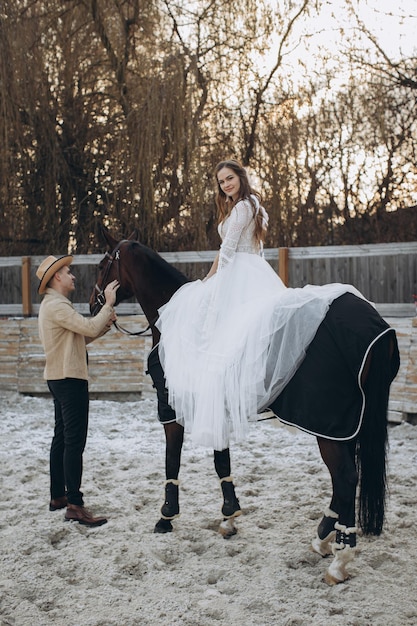 Casal recém-casado no rancho na temporada de inverno