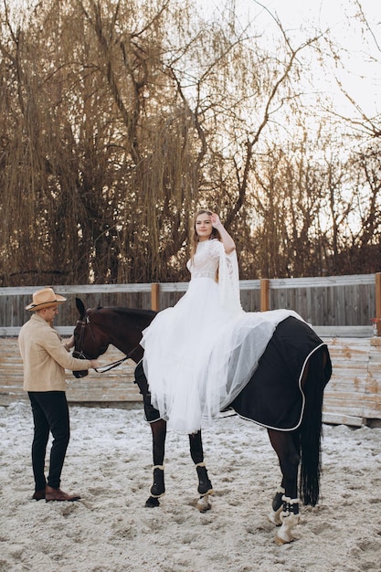 Casal recém-casado no rancho na temporada de inverno