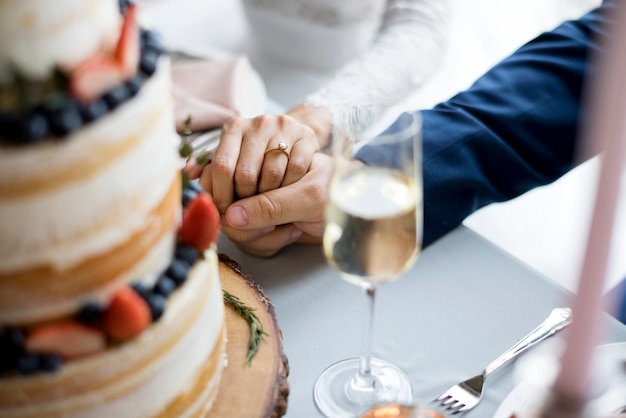 Casal recém-casado, segurando as mãos juntas