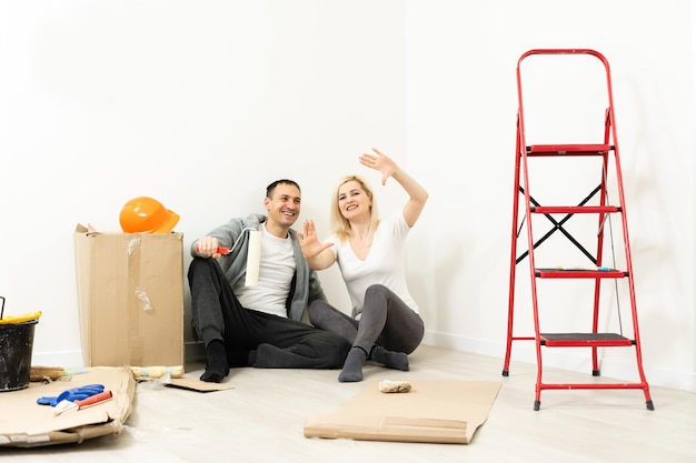 Foto casal redecorando a casa, casal faz reparos no apartamento.