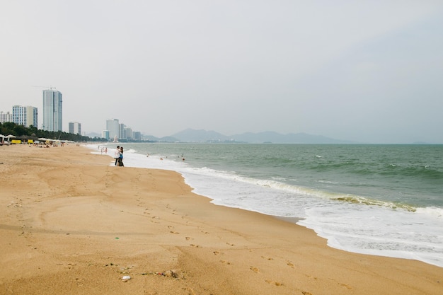 Casal relaxa na praia juntos Vista para o mar e praia de areia na Ásia Vietnã