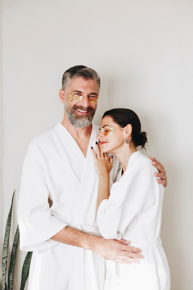 Foto casal relaxando com tratamento de máscara de olho dourado