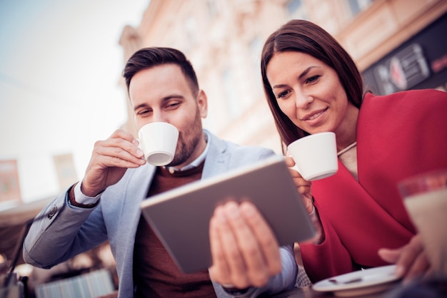 Casal relaxando no café