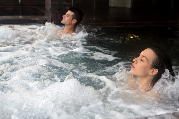 Casal relaxando no spa