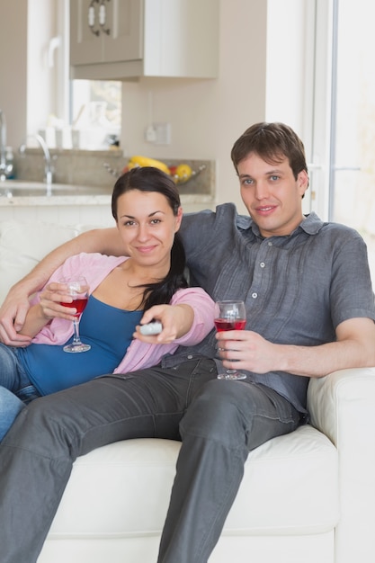 Casal relaxante na sala de estar