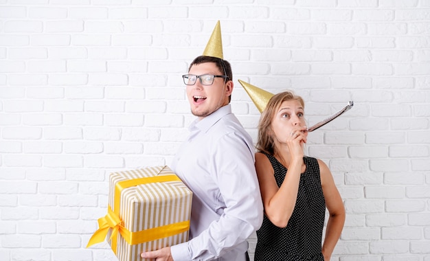 Casal rindo celebrando festa de aniversário